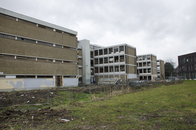 845218 Gezicht op de achtergevel van het Gerrit Rietveld College (Winklerlaan 373) te Utrecht tijdens de sloop.